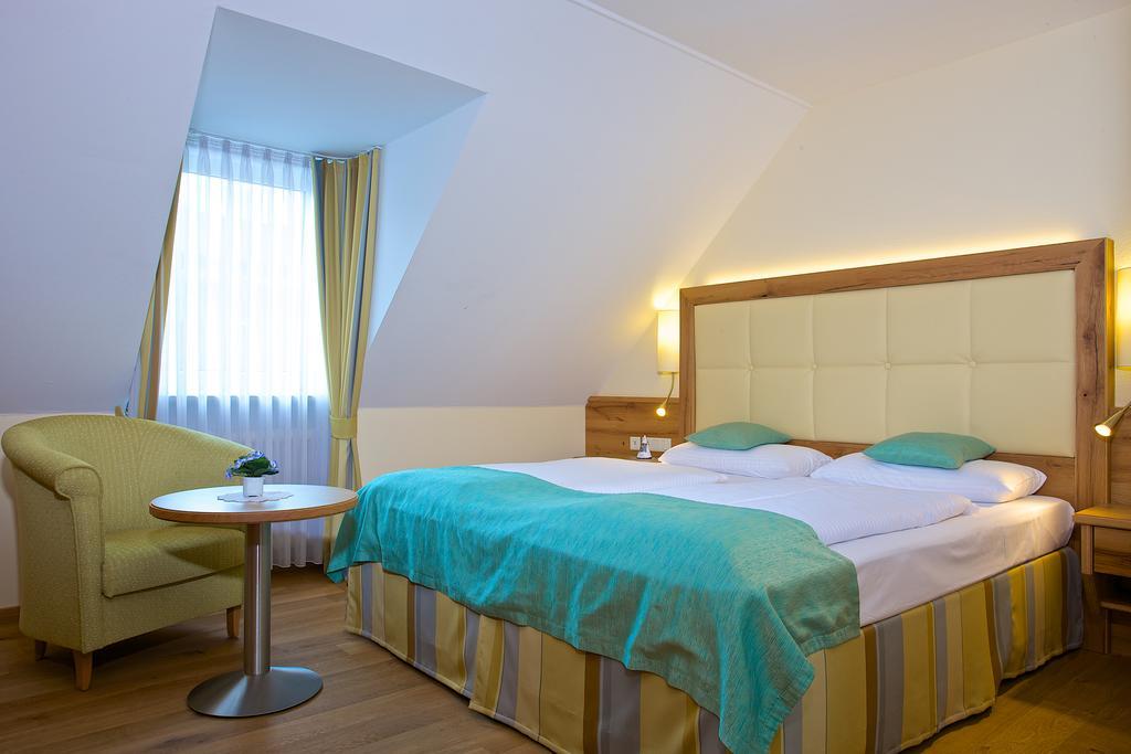 Hotel Am Schlossberg Erding Bagian luar foto